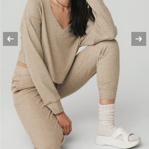 Alo Muse v-neck pullover & sweatpant set; size small